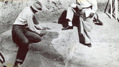 Charles Scoggin and visitor to Lindenmeier site