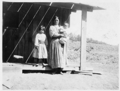 Mrs. Jack Muniz and children on porch.