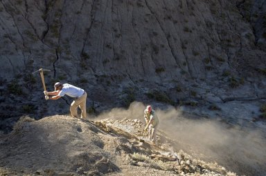 L-R: DMNS Volunteers David Allen and Dane Miller excavate a site on the Kaiparowits Plateau.